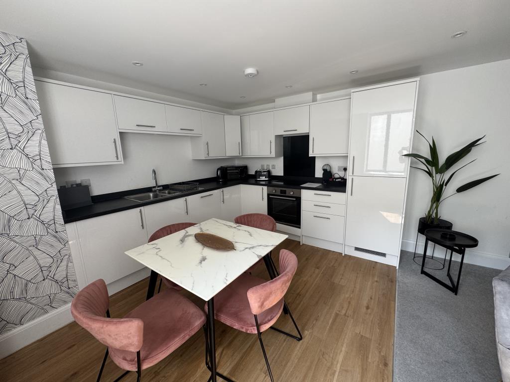 Lot: 125 - A WELL PRESENTED FLAT WITHIN CLOSE PROXIMITY TO TORQUAY HARBOUR - Kitchen/Diner